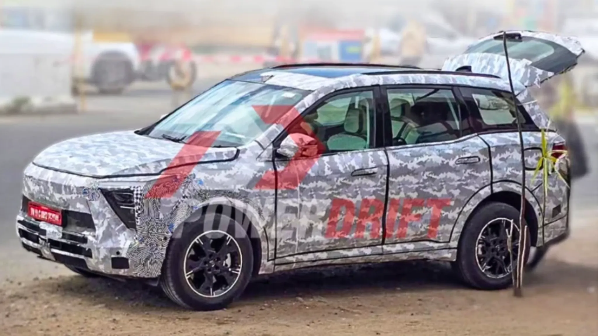 New Mahindra XEV 7e Spied — Final Features Revealed
